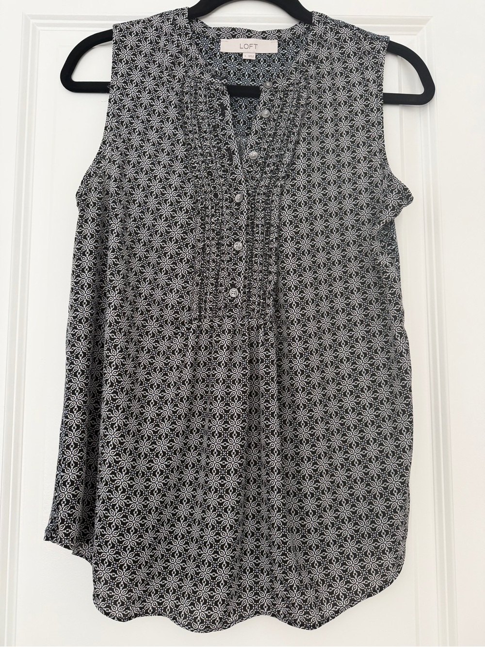 LOFT Black & White Printed Sleeveless Pintuck Camisole